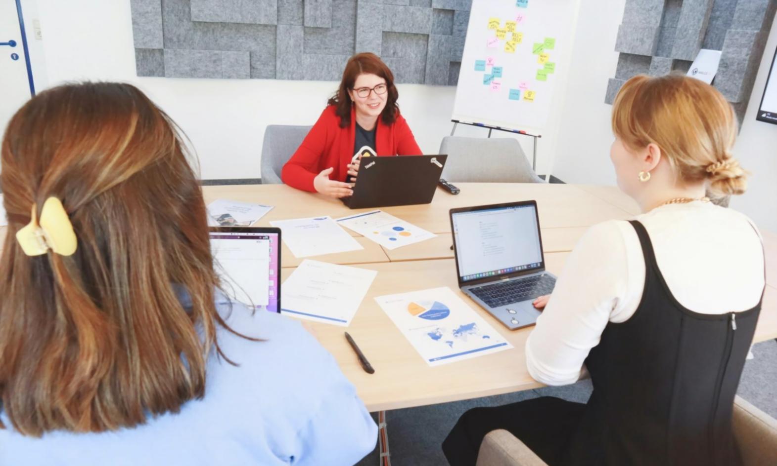 Graphiques et analyses financières sur écran d'ordinateur